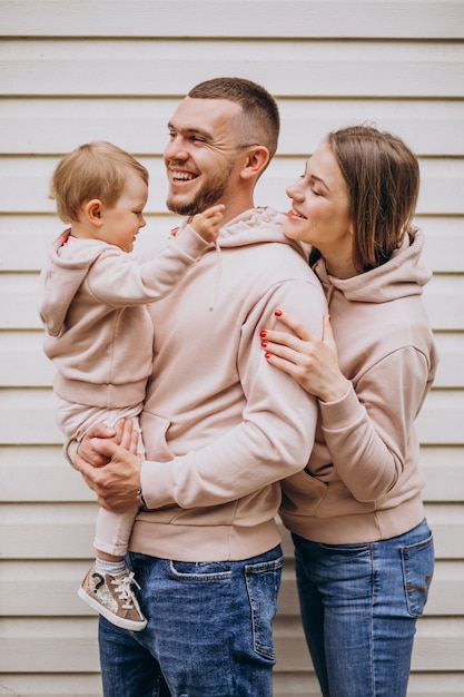 Junge Familie mit ihrem kleinen Babykind im Park