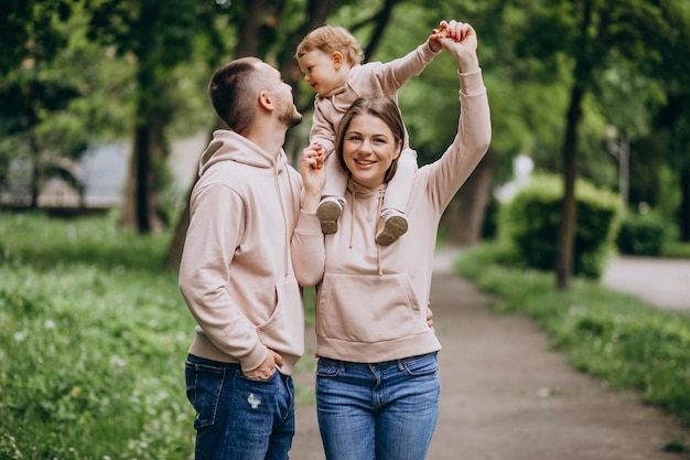 Junge Familie mit ihrem kleinen Babykind im Park