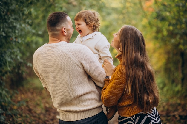 Junge Familie mit Kindern im Herbstpark