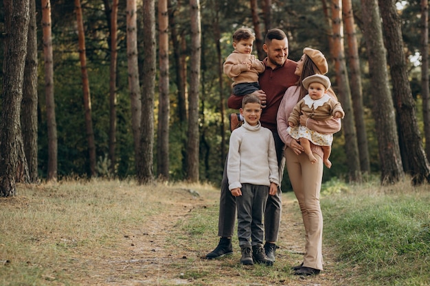 Junge Familie mit Kindern im Park