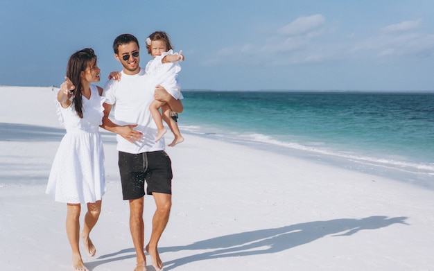 Junge Familie mit kleinem daugher auf Ferien durch den Ozean