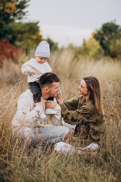 Kostenloses Foto junge familie mit kleinem sohn, der spaß zusammen hat