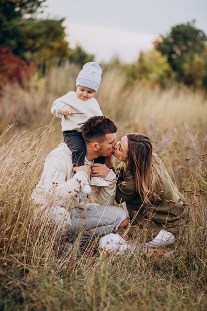 Junge Familie mit kleinem Sohn, der Spaß zusammen hat