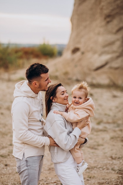 Junge Familie mit kleinem Sohn, der Spaß zusammen hat