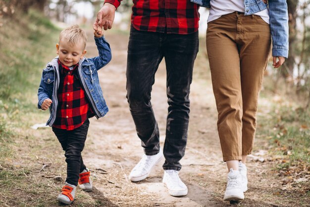 Junge Familie mit kleinem Sohn im Wald