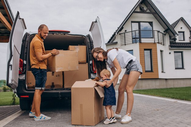 Junge Familie mit kleiner Tochter, die in neues Haus einzieht