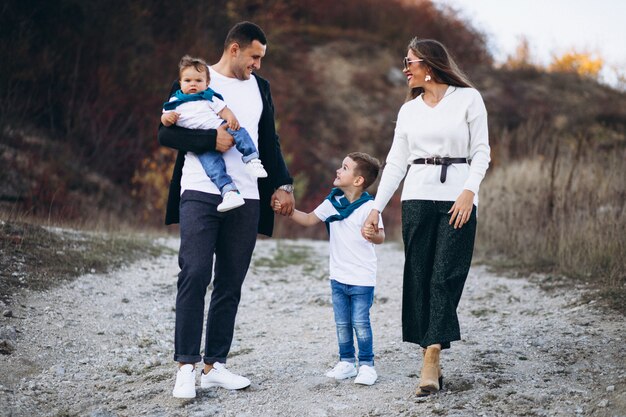 Junge Familie mit zwei Söhnen zusammen außerhalb des Parks