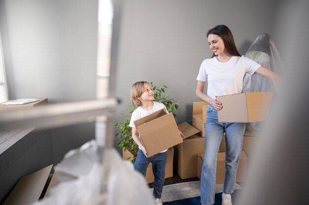 Junge Familie zieht in ein neues Zuhause