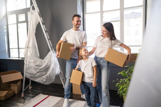 Junge Familie zieht in ein neues Zuhause