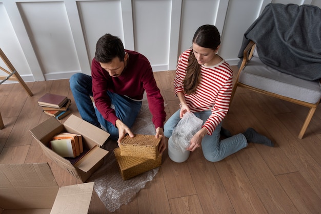 Junge Familie zieht in ein neues Zuhause