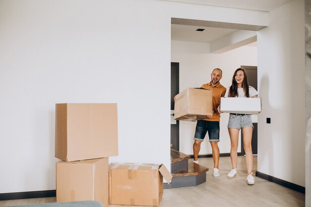 Junge Familie zieht in ihr neues Haus ein