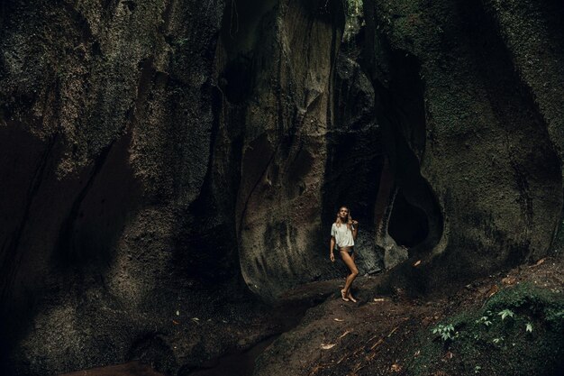 junge Frau am Wasserfall im Felsen Bali Indonesien