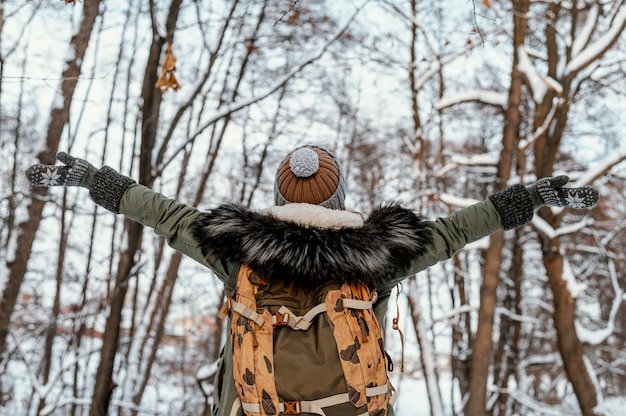 Kostenloses Foto junge frau am wintertag