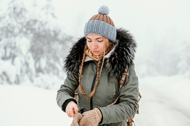 Kostenloses Foto junge frau am wintertag