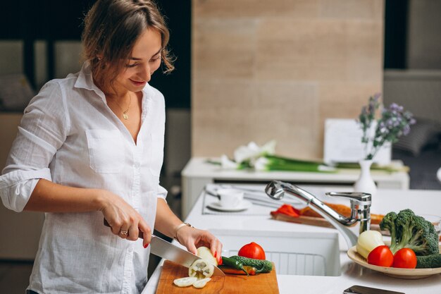 Junge Frau an der Küche Frühstück kochend