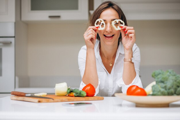 Junge Frau an der Küche Frühstück kochend