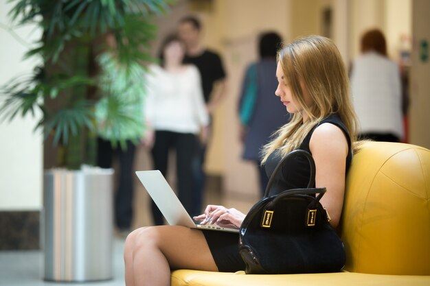 Junge Frau arbeitet am Laptop