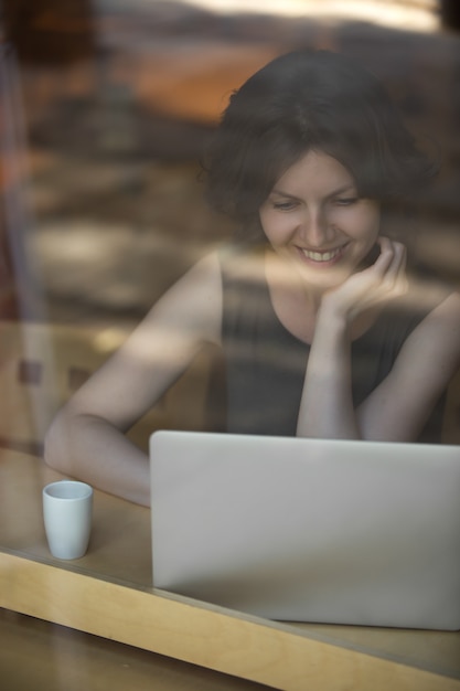 Kostenloses Foto junge frau arbeitet im cafe