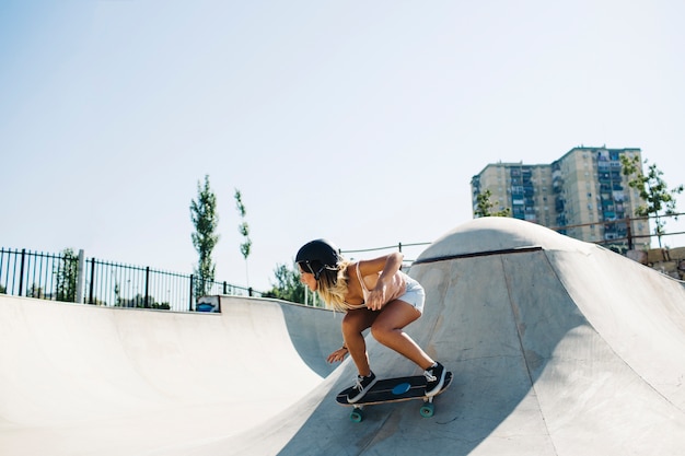 Kostenloses Foto junge frau auf dem skateboard