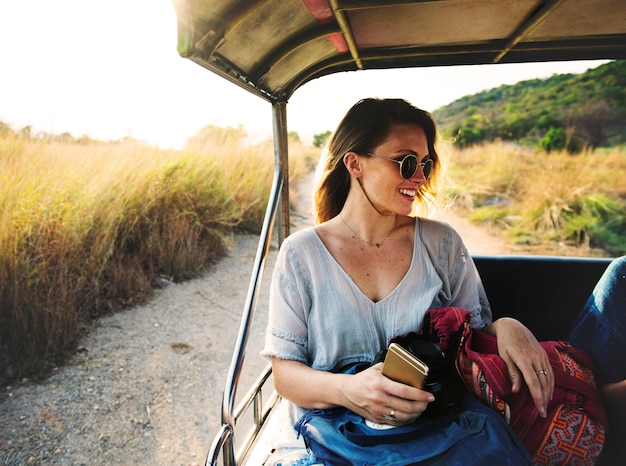 Junge Frau auf der Autoreise zur Natur