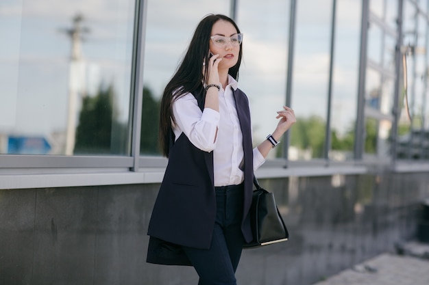 Junge Frau auf einem Telefon sprechen