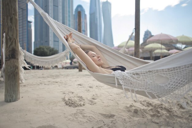 junge frau auf einer hängematte in dubai