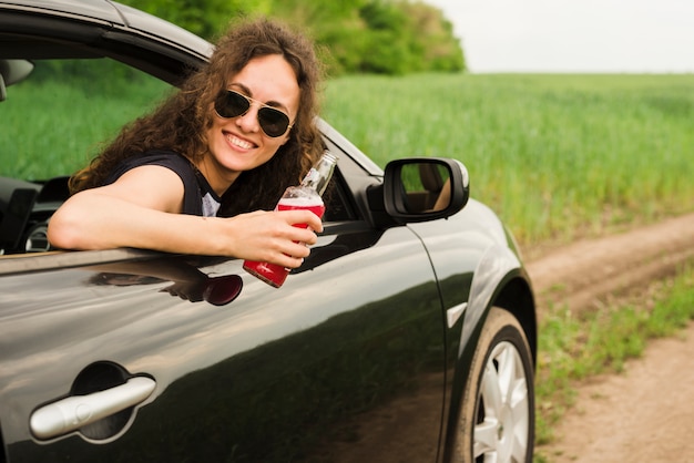 Junge Frau auf einer Reise in einem Auto