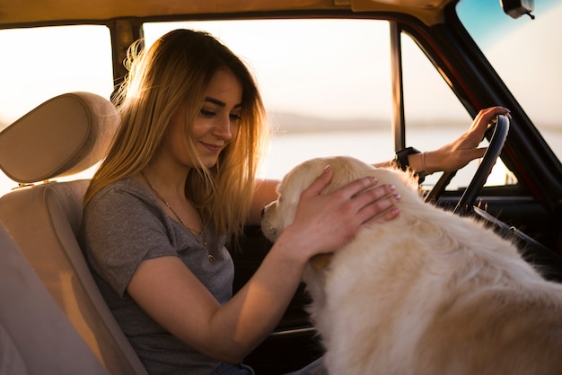 Junge Frau auf einer Reise in einem Auto