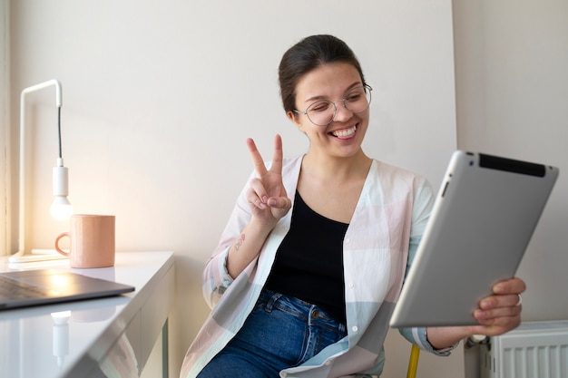 Kostenloses Foto junge frau bei einem videoanruf