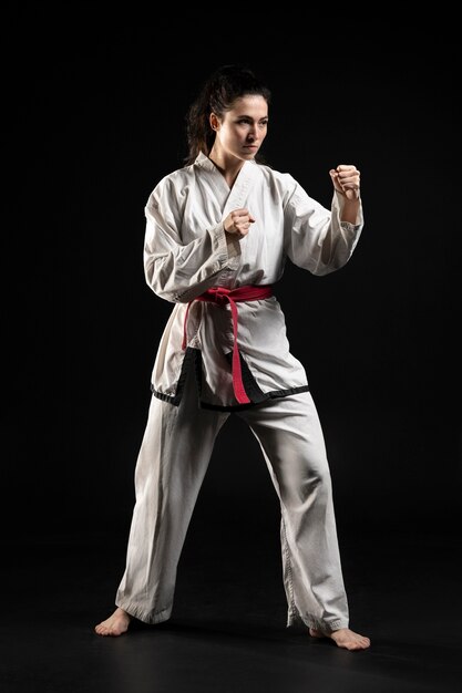 Junge Frau beim Karate