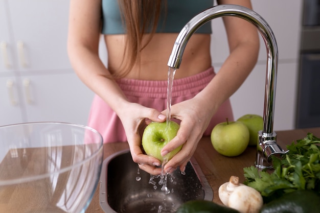 Kostenloses Foto junge frau bereitet ihre ernährungsdiät vor