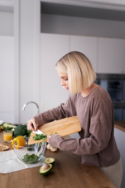 Kostenloses Foto junge frau bereitet ihre ernährungsdiät vor