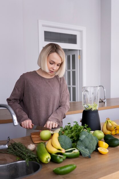 Junge Frau bereitet ihre Ernährungsdiät vor