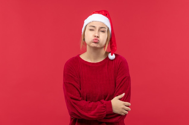 Junge Frau der Vorderansicht, die ihre Lippen, rotes Feiertagsweihnachten zeigt