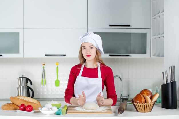 Junge Frau der Vorderansicht, die in der Küche kocht