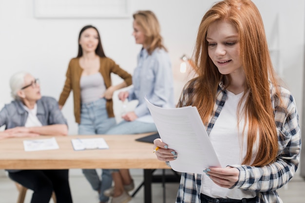 Bild eines Arbeitnehmers, der an einem Weiterbildungsseminar teilnimmt -  Beruf 