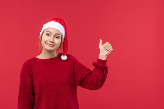 Junge Frau der Vorderansicht mit lächelndem Ausdruck, rotes Feiertagsweihnachten