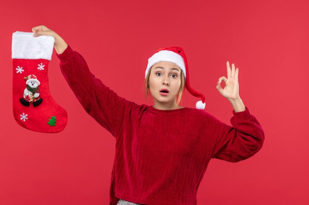 Junge Frau der Vorderansicht mit roter Weihnachtssocke, roter Weihnachtsfeiertag