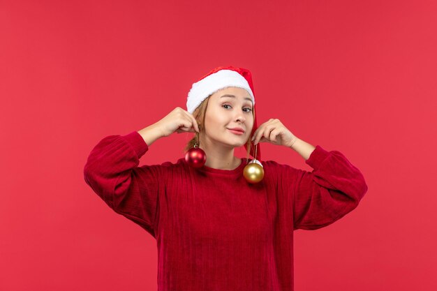 Junge Frau der Vorderansicht mit Weihnachtsspielwaren, Weihnachtsfeiertagsgefühl