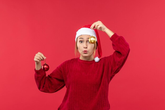 Junge Frau der Vorderansicht mit Weihnachtsspielwaren, Weihnachtsgefühlsfeiertag
