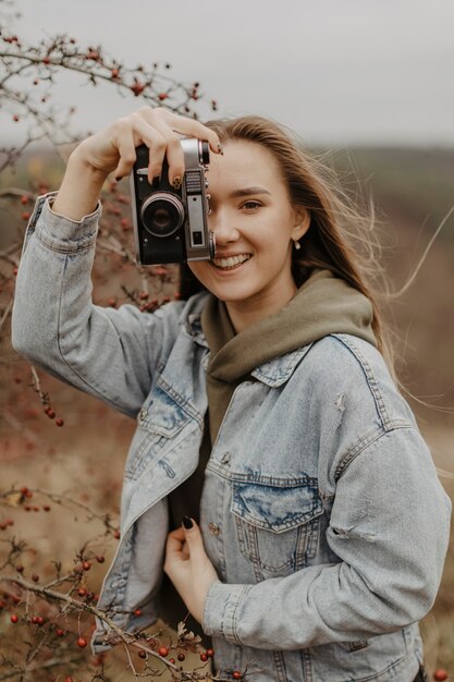 Junge Frau des hohen Winkels, die Fotos macht