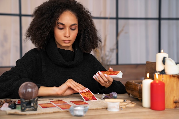 Junge Frau des mittleren Schusses, die Tarot liest