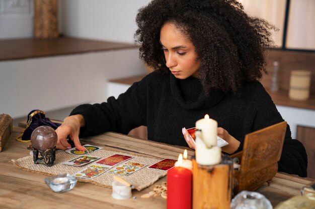 Junge Frau des mittleren Schusses, die Tarot liest