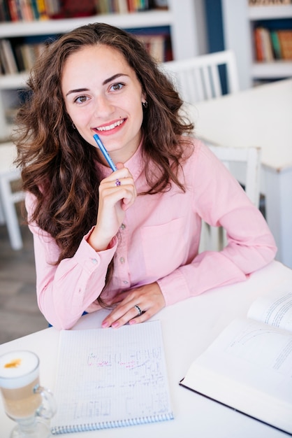 Junge Frau, die am Schreibtisch studiert