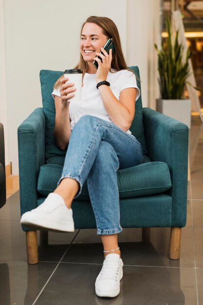 Junge Frau, die am Telefon spricht