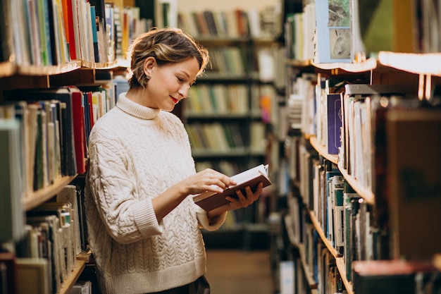 Kostenloses Foto junge frau, die an der bibliothek studiert