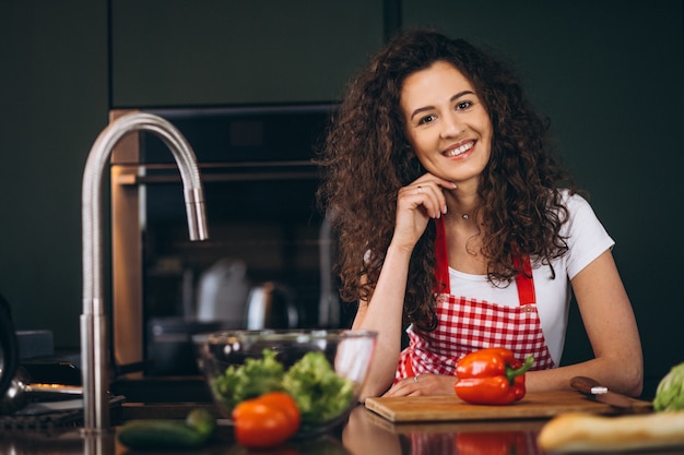 Junge frau, die an der küche kocht