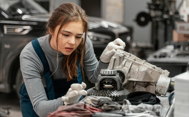 Junge Frau, die an einem Autoservice arbeitet