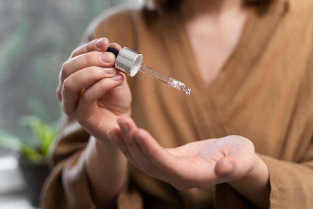 Junge Frau, die Anti-Schuppen-Produkt anwendet