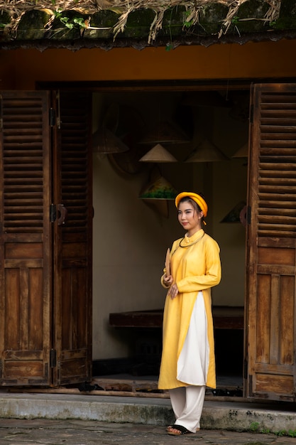 Junge Frau, die Ao-Dai-Kostüm trägt